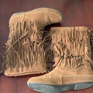 🦄 Fringe faux suede flat boots, size 6.5 🦄